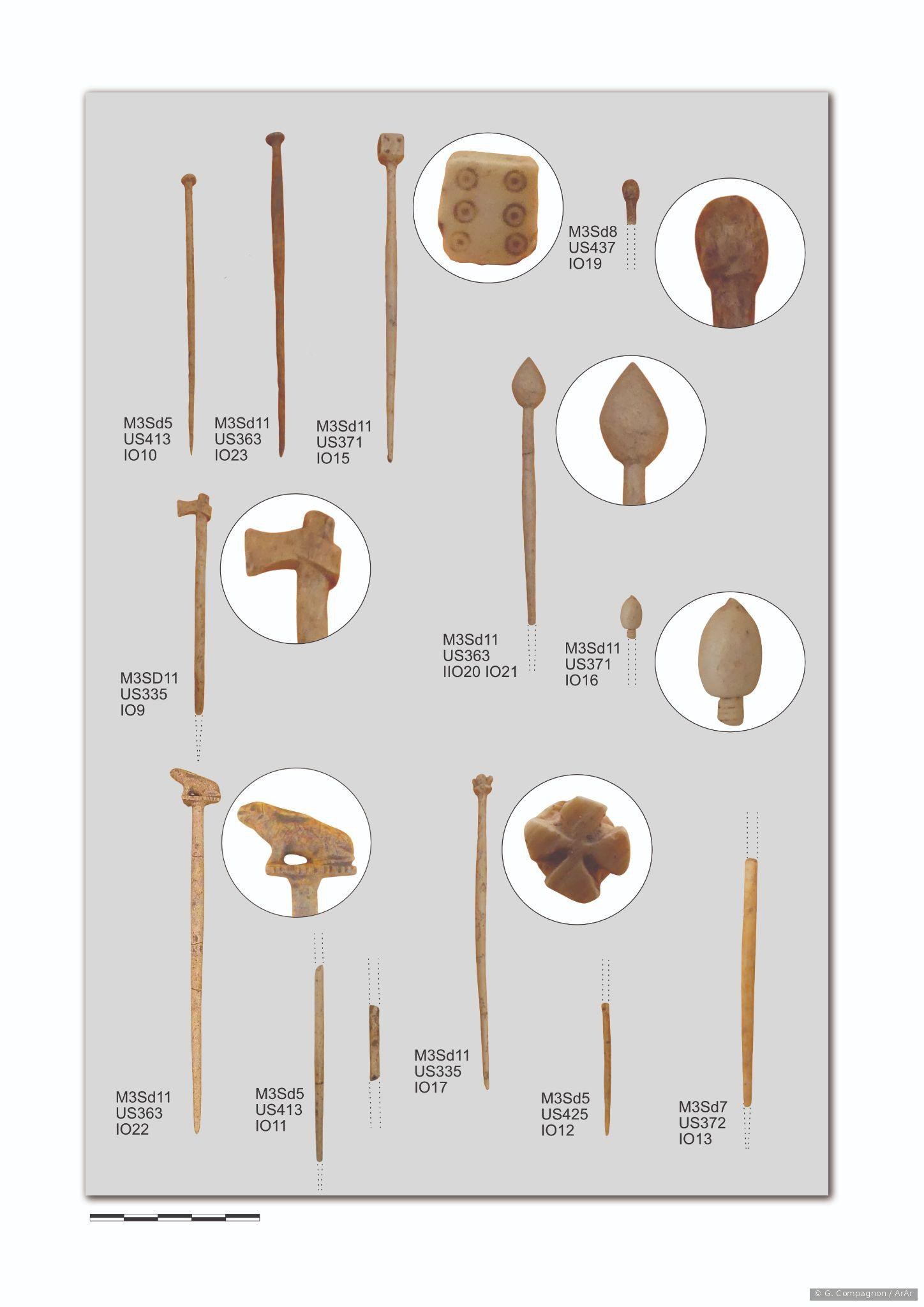 Planche d'épingles en os de différentes formes, certaines décorées, issues du temple M3.