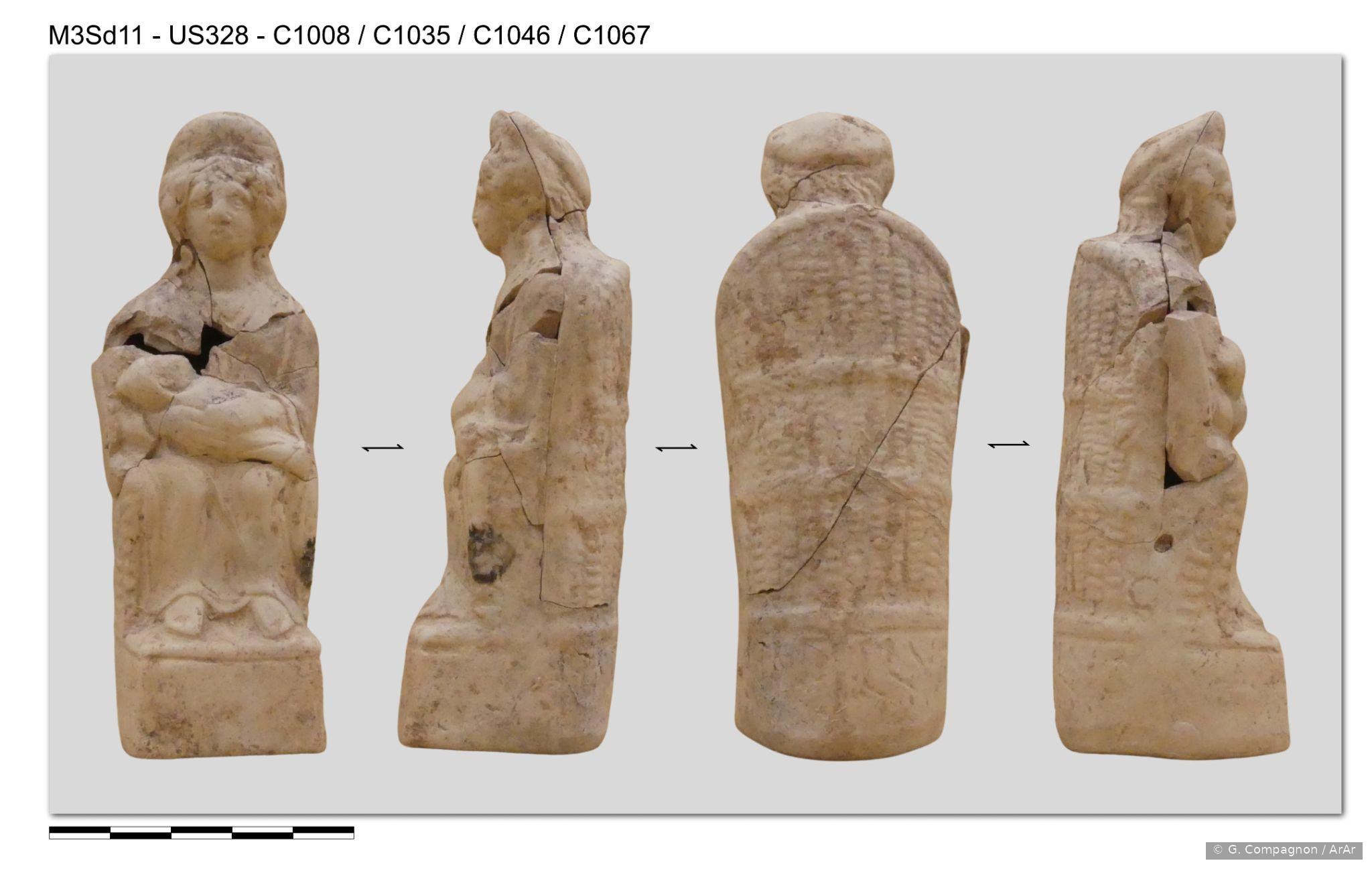 Figurine en terre cuite représentant une déesse mère, vues de face, profil et dos.