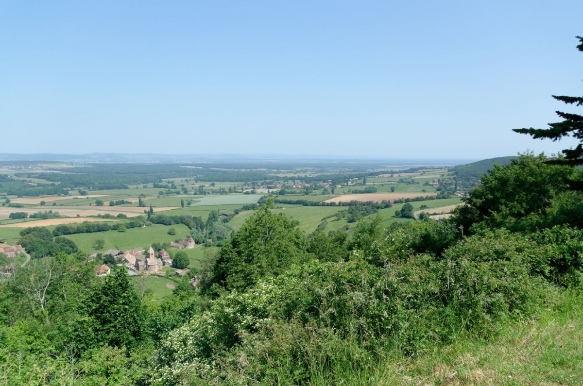 Panorama sur Mancey et la vallée, depuis la crête boisée de la Roche d'Aujoux où s'étendait le sanctuaire antique.