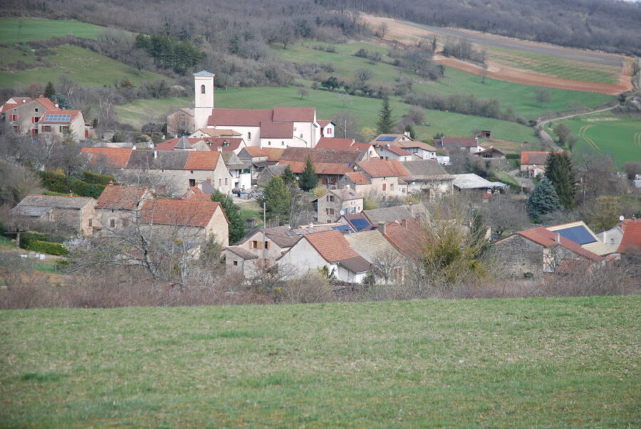 Mancey, son église romane et ses toits de tuiles au cœur des collines boisées du Tournugeois.