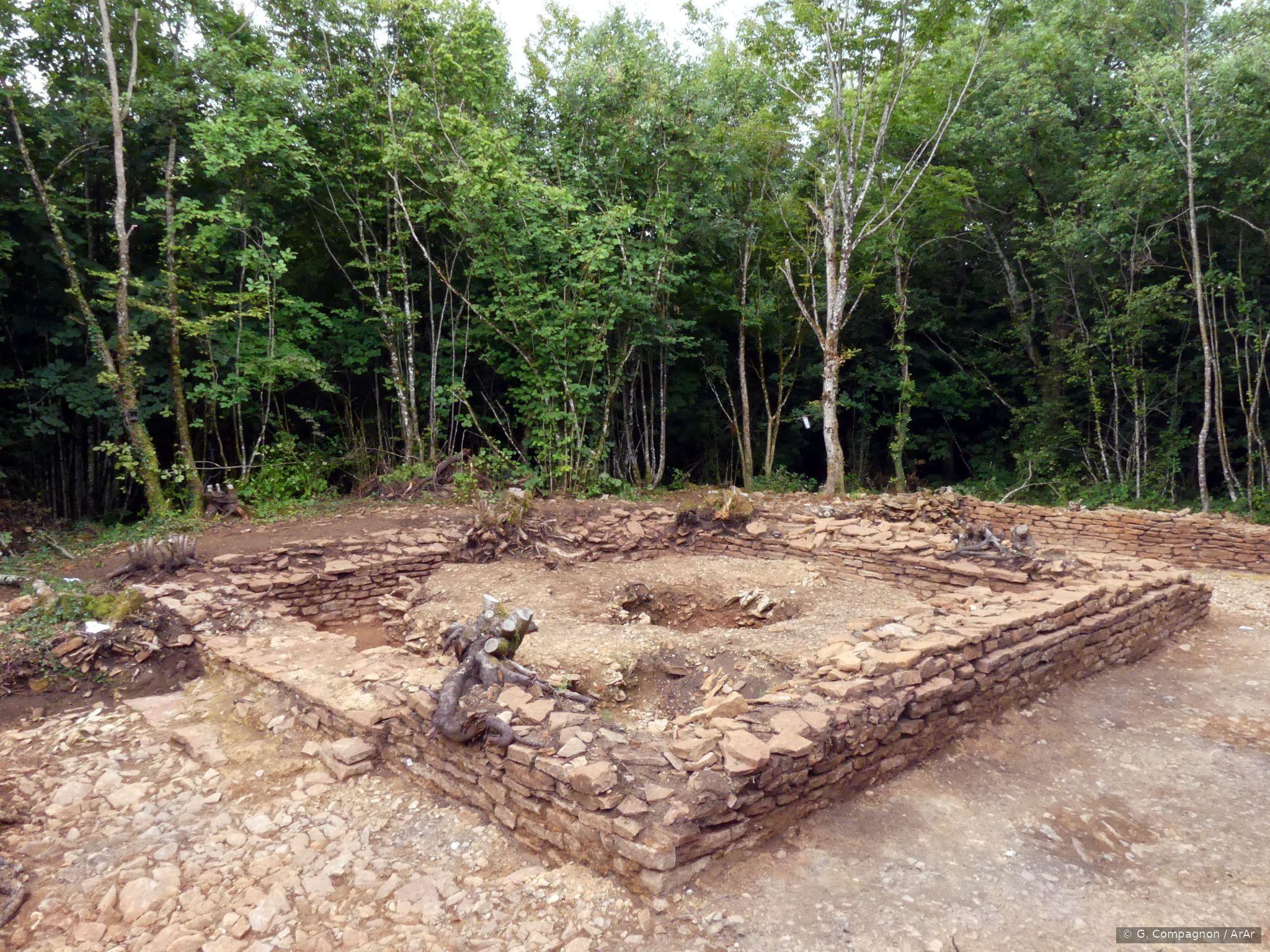 La salle sacrée du temple principal M5, structure maçonnée dégagée au cœur de la forêt.